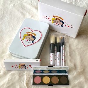 NWT MAC Limited Edition Archie’s Girls Eyeshadow Palate + Brush Kit